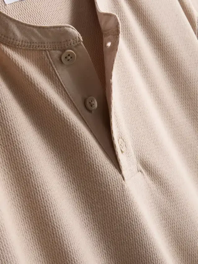 Camiseña Henley texturizada