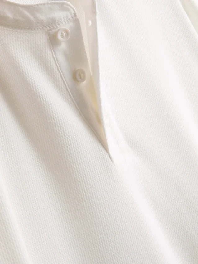 Camiseña Henley texturizada