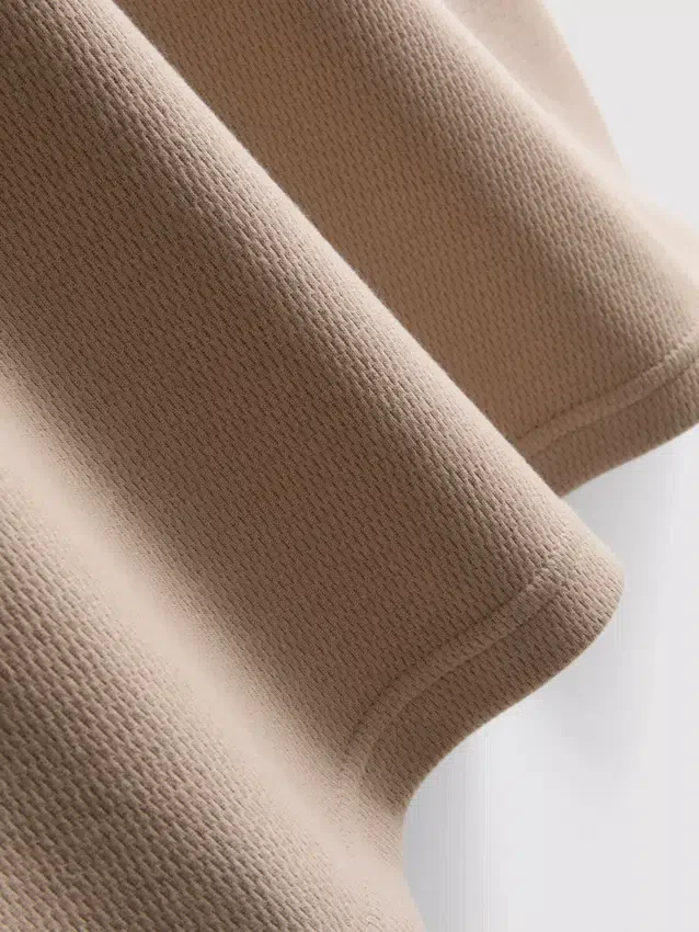 Camiseña Henley texturizada