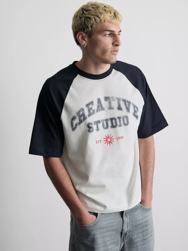 Camiseña raglán de Creative Studio