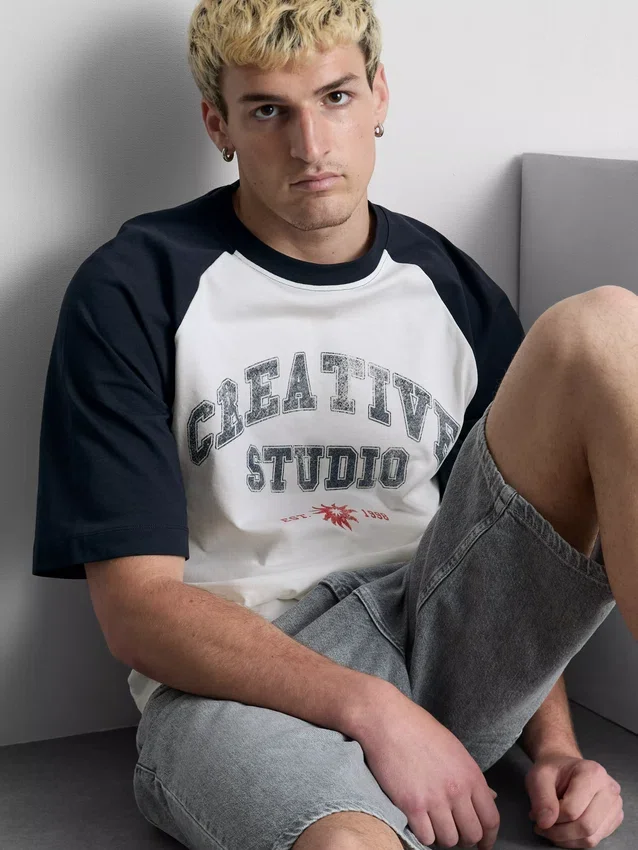 Camiseña raglán de Creative Studio