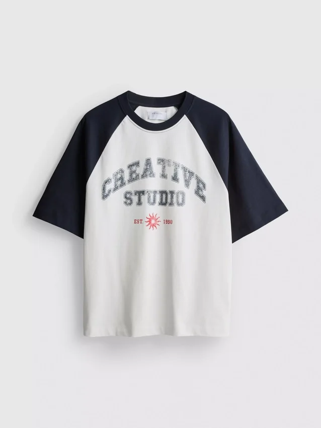 Camiseña raglán de Creative Studio