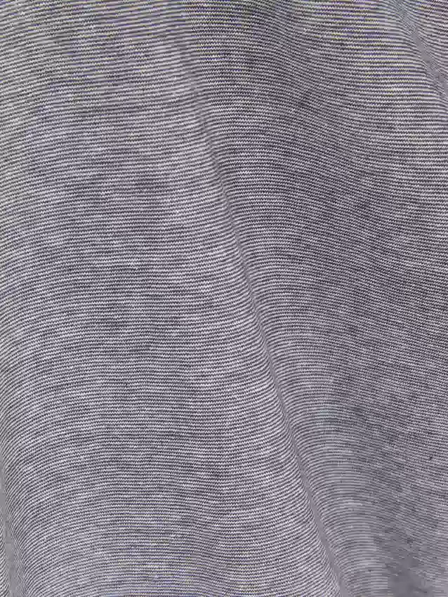 Camiseta a rayas finas