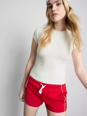 Camiseta ajustada con mangas casquillo