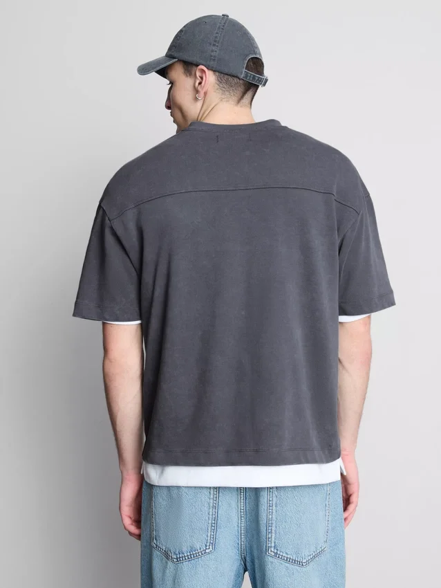 Camiseta con cuello en V y estampado de Chicago