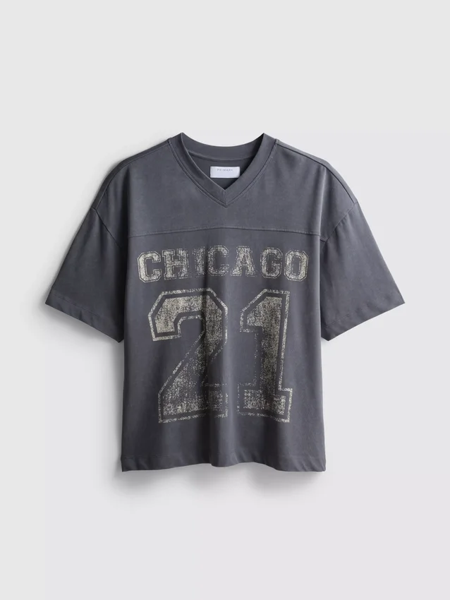Camiseta con cuello en V y estampado de Chicago
