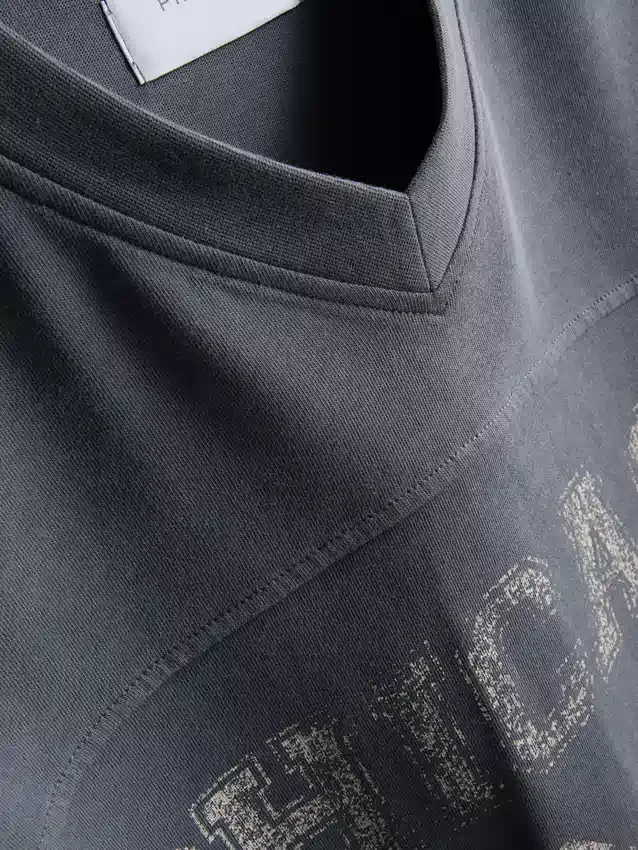 Camiseta con cuello en V y estampado de Chicago