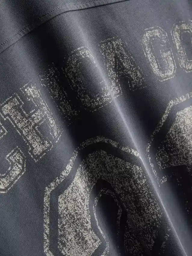 Camiseta con cuello en V y estampado de Chicago