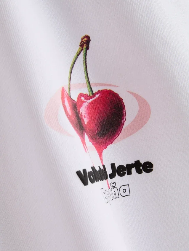 Camiseta con diseño de cerezas