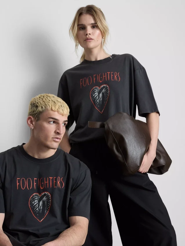 Camiseta con diseño de Foo Fighters