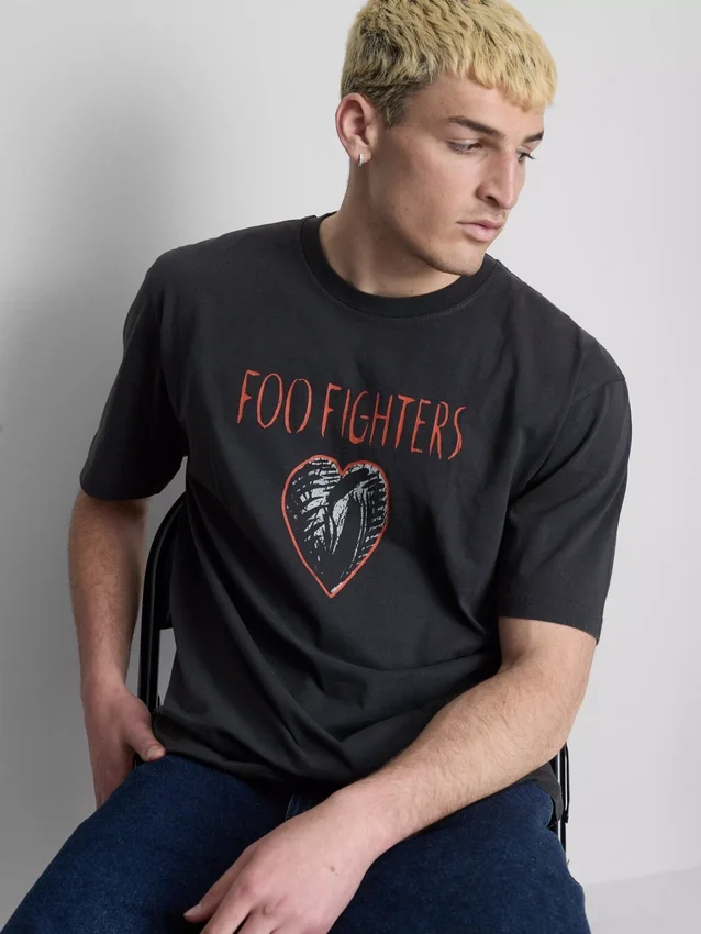 Camiseta con diseño de Foo Fighters