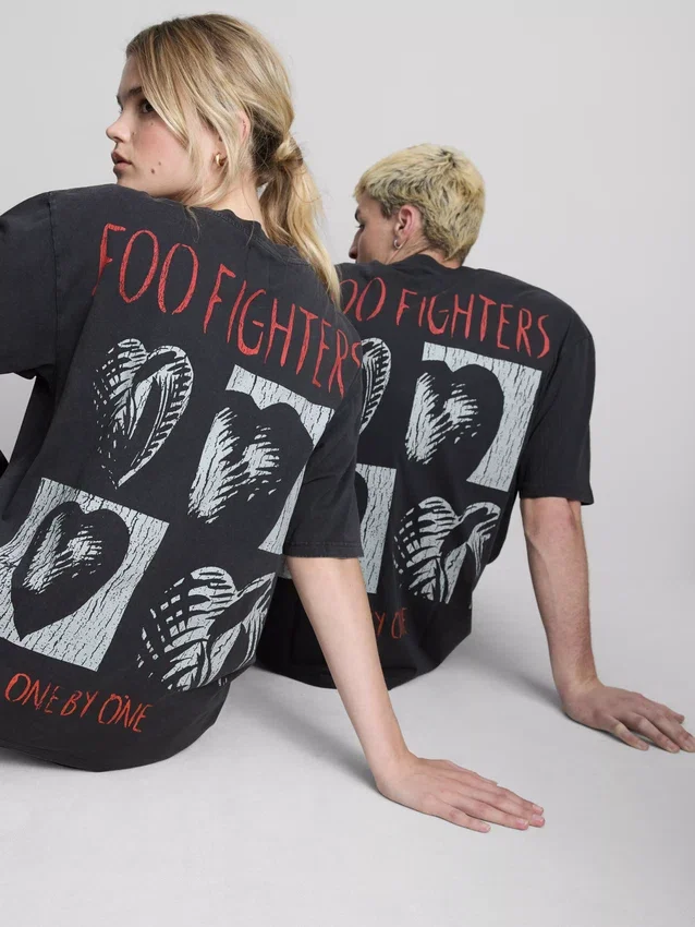 Camiseta con diseño de Foo Fighters
