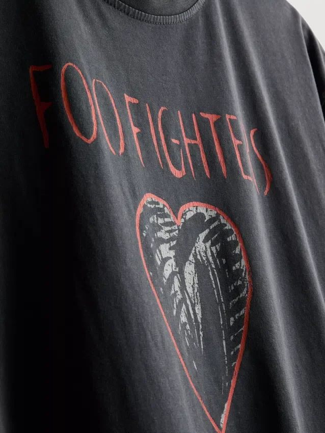 Camiseta con diseño de Foo Fighters