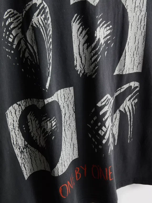 Camiseta con diseño de Foo Fighters