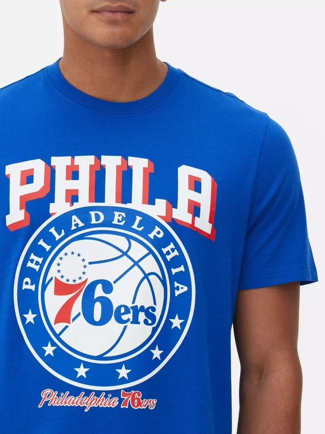 Camiseta con diseño de los Philadelphia 76ers de la NBA