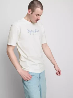 Camiseta con diseño gráfico