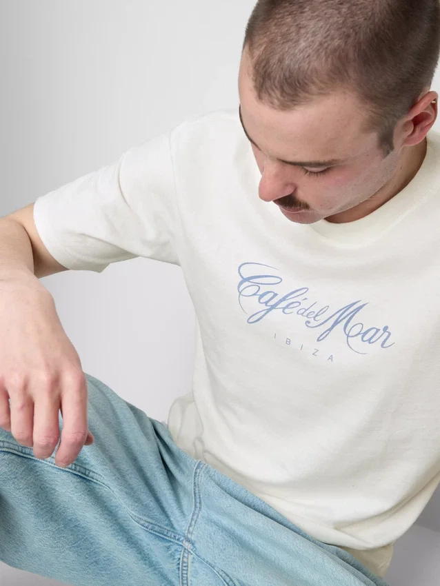Camiseta con diseño gráfico