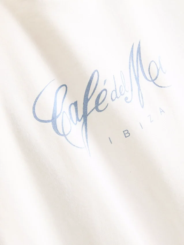 Camiseta con diseño gráfico