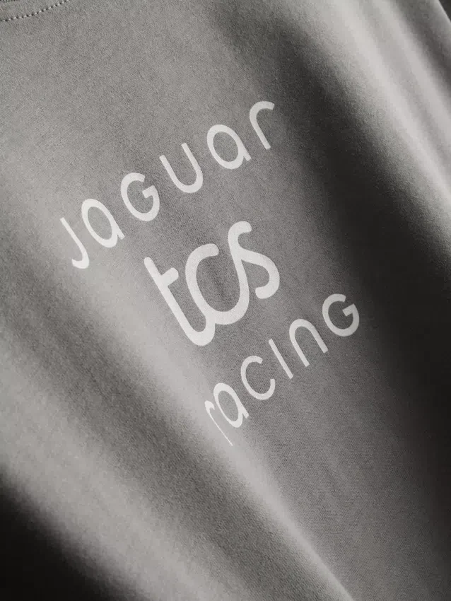 Camiseta con diseño gráfico de carreras de Jaguar TCS