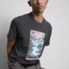 Camiseta con diseño gráfico de Kameoka