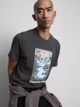 Camiseta con diseño gráfico de Kameoka