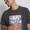 Camiseta con diseño gráfico de Kameoka