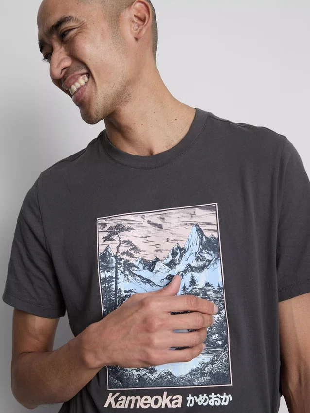 Camiseta con diseño gráfico de Kameoka