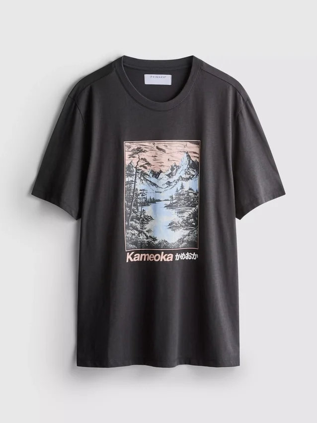 Camiseta con diseño gráfico de Kameoka