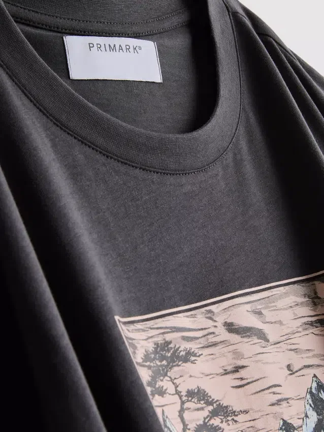 Camiseta con diseño gráfico de Kameoka