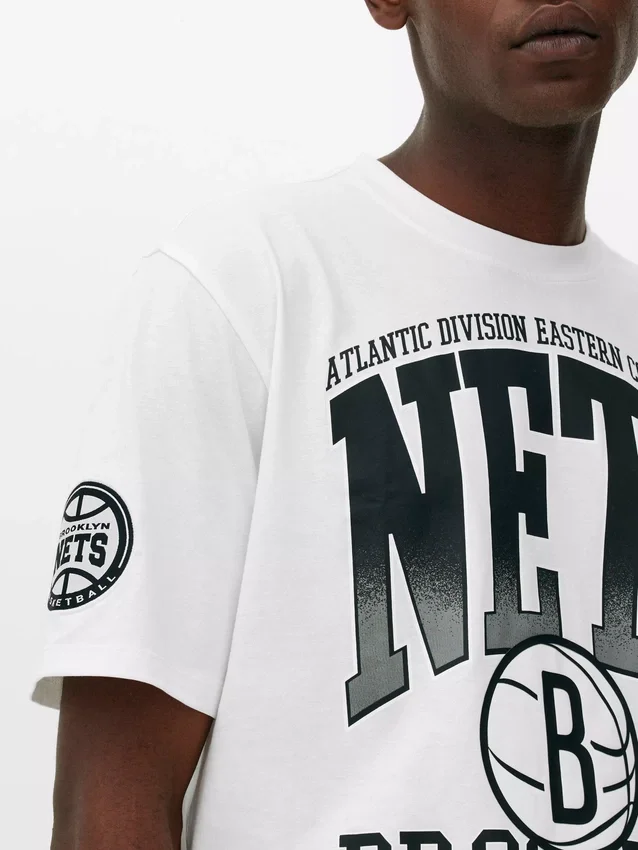 Camiseta con diseño gráfico de los Brooklyn Nets de la NBA