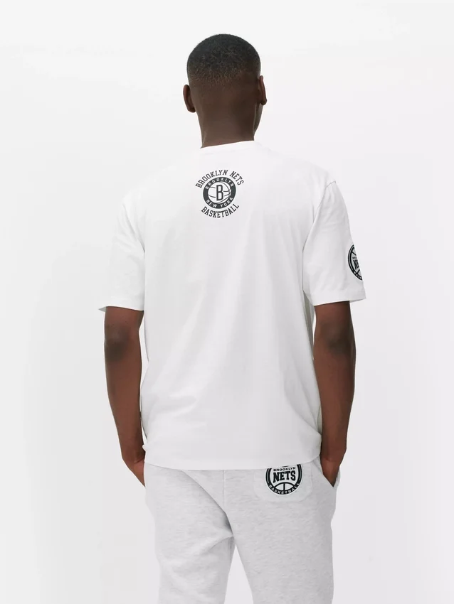 Camiseta con diseño gráfico de los Brooklyn Nets de la NBA