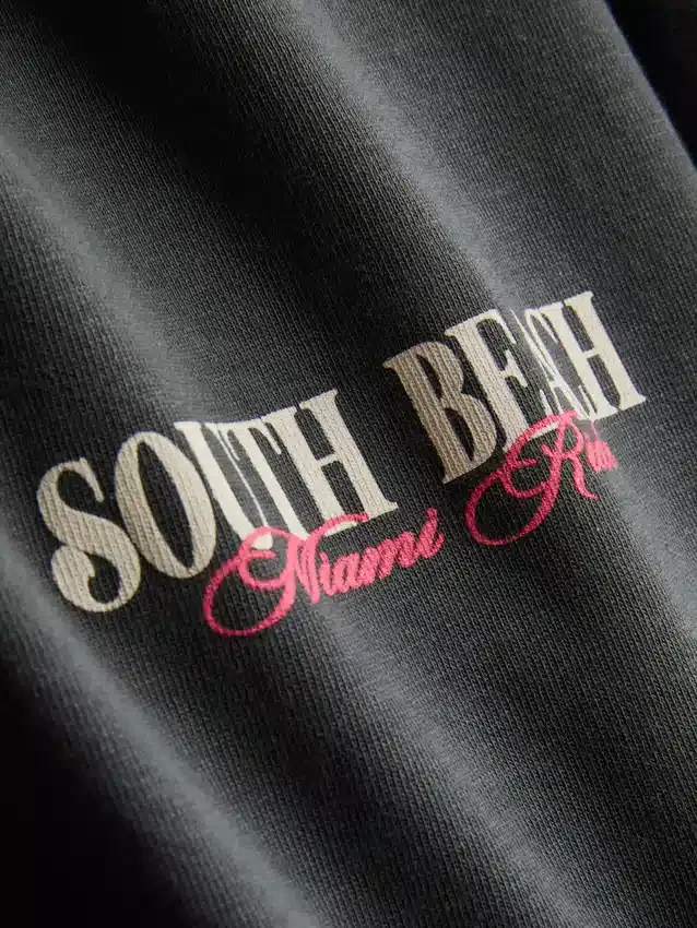 Camiseta con diseño gráfico de Miami
