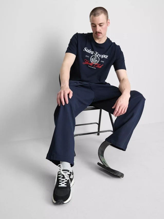 Camiseta con diseño gráfico del club náutico