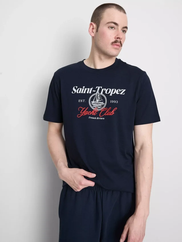 Camiseta con diseño gráfico del club náutico