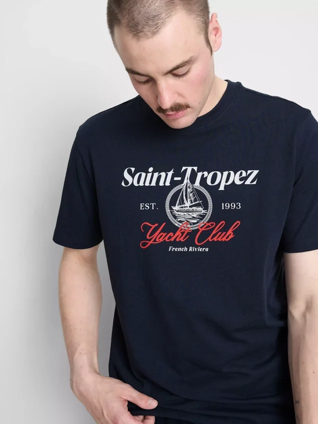 Camiseta con diseño gráfico del club náutico