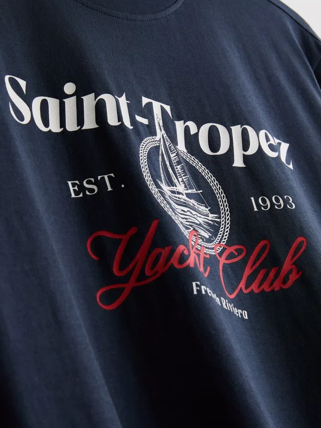 Camiseta con diseño gráfico del club náutico