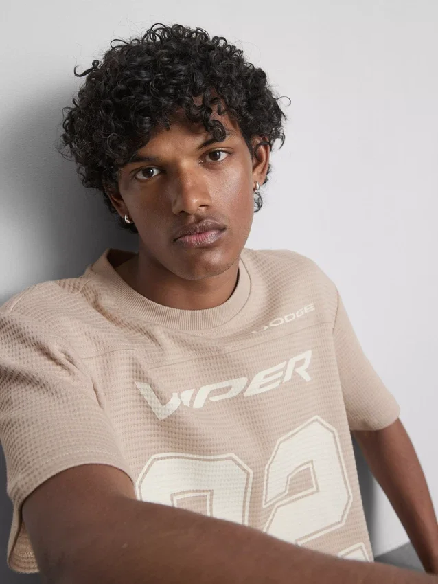 Camiseta con diseño gráfico del Dodge Viper