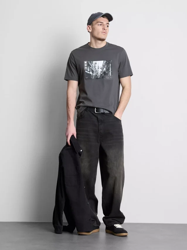 Camiseta con diseño urbano de Tokio