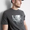 Camiseta con diseño urbano de Tokio