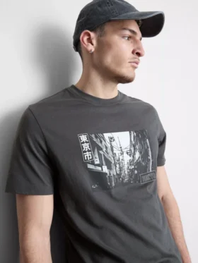 Camiseta con diseño urbano de Tokio
