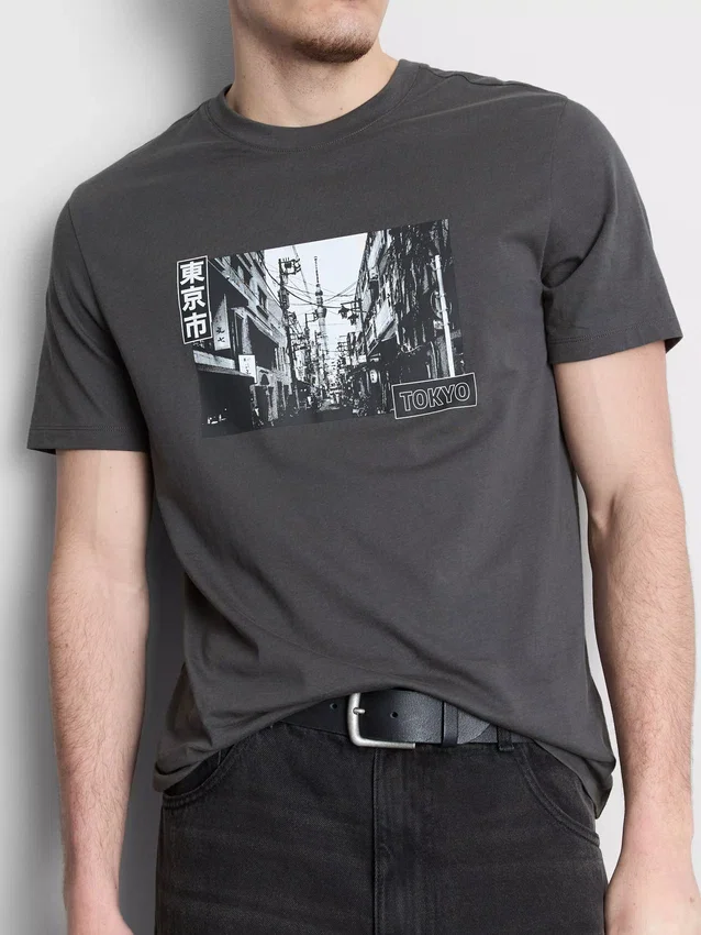 Camiseta con diseño urbano de Tokio