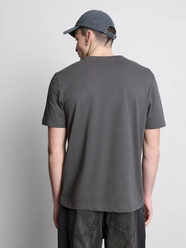 Camiseta con diseño urbano de Tokio