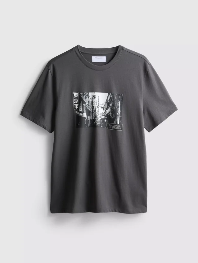 Camiseta con diseño urbano de Tokio