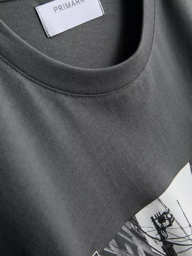 Camiseta con diseño urbano de Tokio