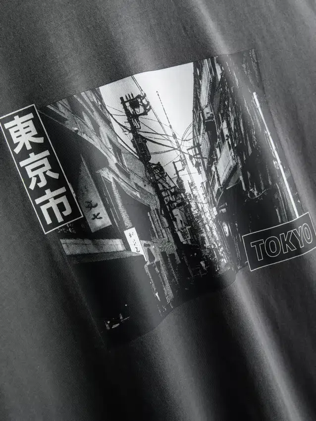 Camiseta con diseño urbano de Tokio