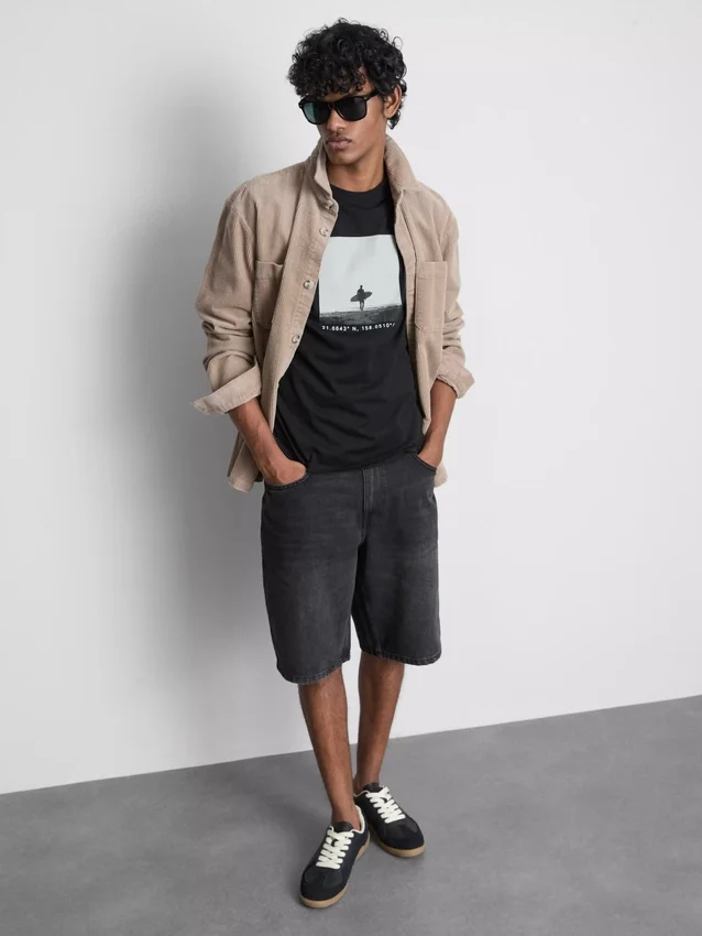 Camiseta con gráfico de surfista