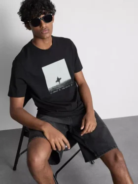 Camiseta con gráfico de surfista