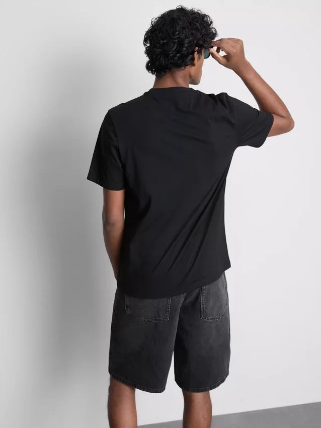 Camiseta con gráfico de surfista