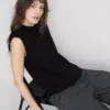 Camiseta corta sin mangas con hombreras
