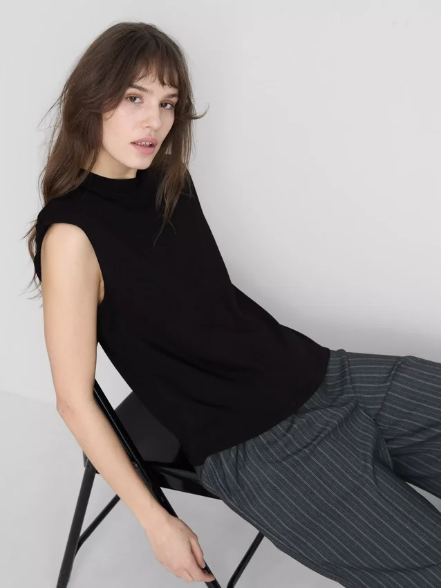Camiseta corta sin mangas con hombreras